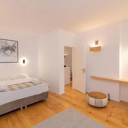 Acanthus Apartment *